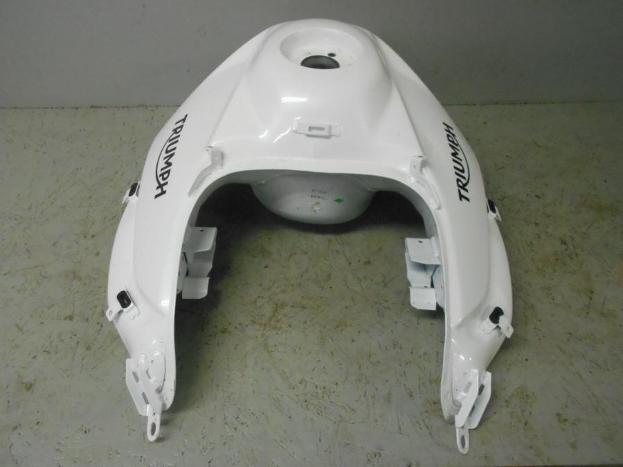 Vänster sida på Bensintank från en Triumph Tiger 800 -2016 motorcykel.