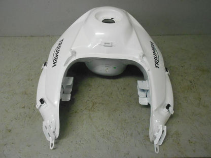 Vänster sida på Bensintank från en Triumph Tiger 800 -2016 motorcykel.