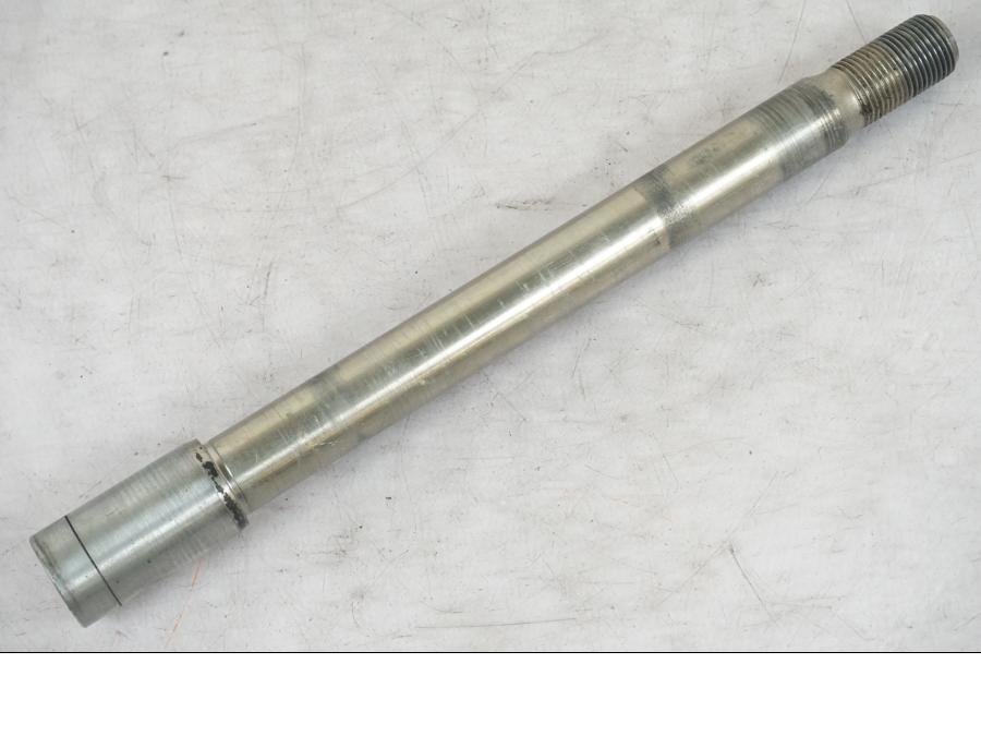 Framsidan på Axel från en Triumph Tiger Explorer -2013 motorcykel.