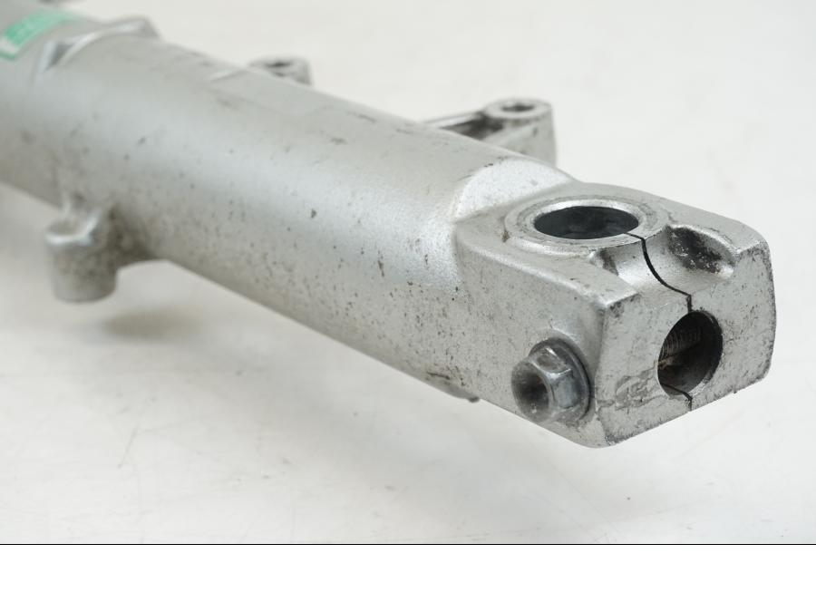 Höger sida på Gaffelben från en Honda VFR 800 -2003 motorcykel.