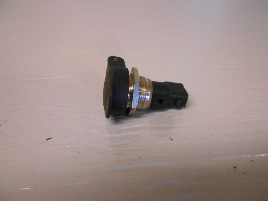 Framsidan på El uttag 12 V från en BMW K 1200 LT -2007 motorcykel.