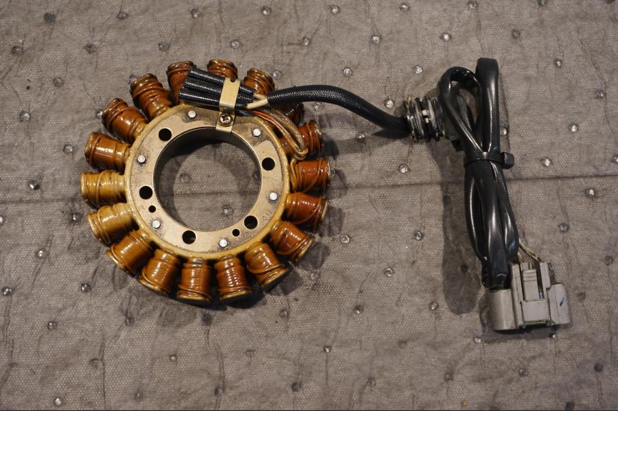 Baksidan på Generator från en Yamaha FJR 1300 -2004 motorcykel.