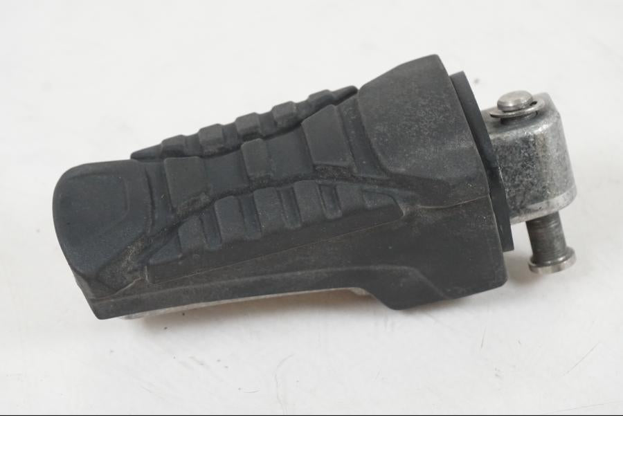 Framsidan på Fotpinne från en BMW R 1250 GS -2021 motorcykel.