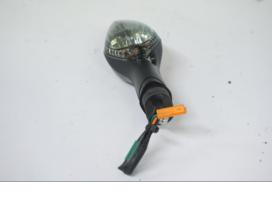 Snett nerifrån på Blinkers från en Honda CB 500 X -2015 motorcykel.