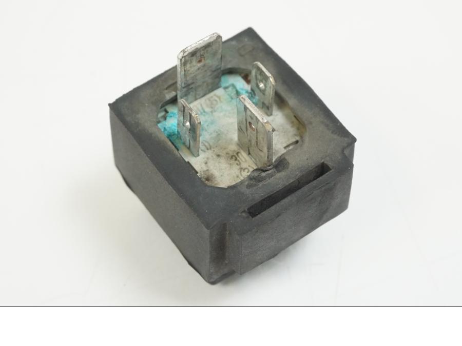 Snett nerifrån på Startrelä från en Aprilia RS 125 -2008 motorcykel.