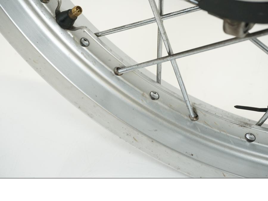 Snett uppifrån på Fälg från en Yamaha XV 750 -1998 motorcykel.