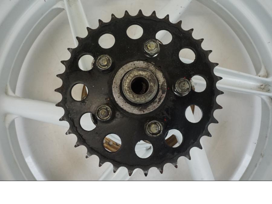 Baksidan på Fälg från en Honda NSR 125 -1991 motorcykel.