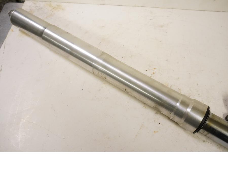 Höger sida på Gaffelben från en Suzuki GSX-R 750 -1997 motorcykel.