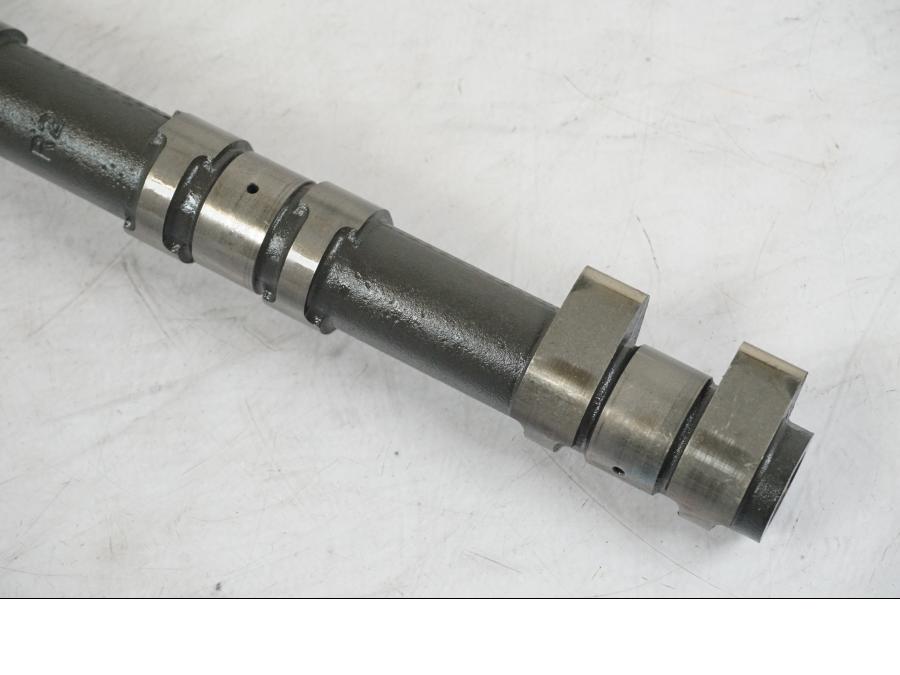 Höger sida på Kamaxel från en Kawasaki Z 900 -2019 motorcykel.