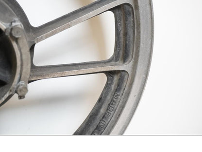 Vänster sida på Fälg från en Suzuki GSX 400 -1983 motorcykel.