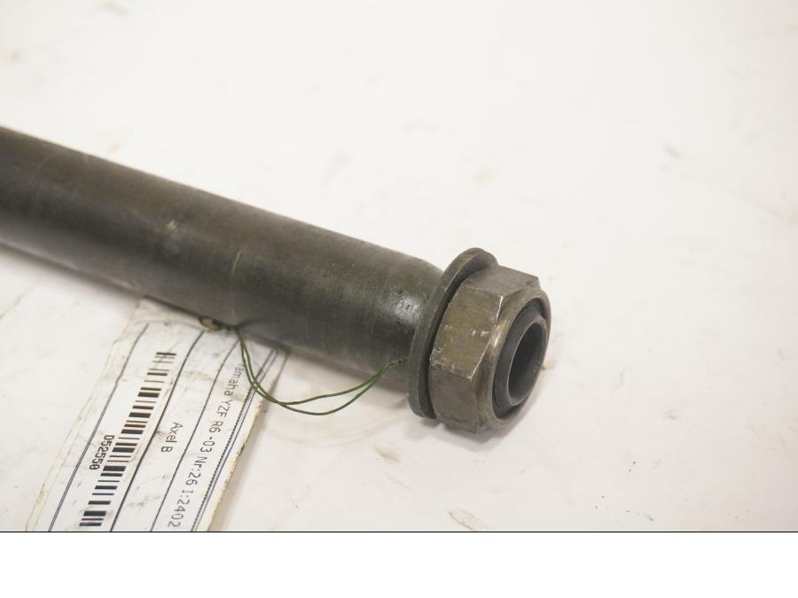 Höger sida på Axel från en Yamaha YZF R6 -2003 motorcykel.