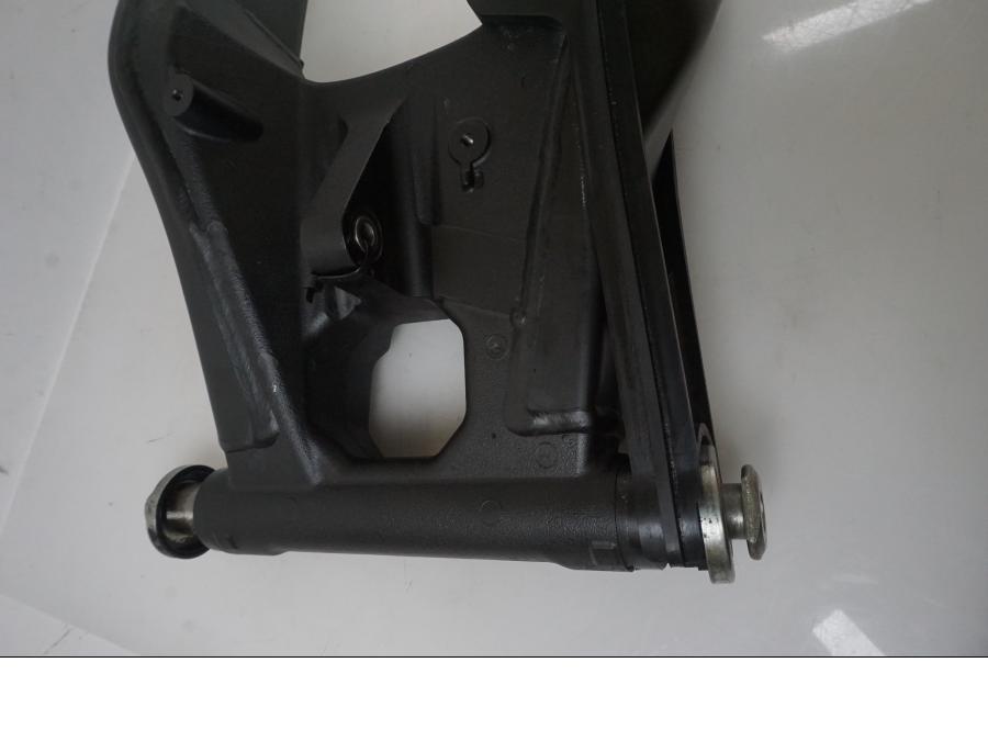 Vänster sida på Sving från en Yamaha MT-09 Tracer -2021 motorcykel.