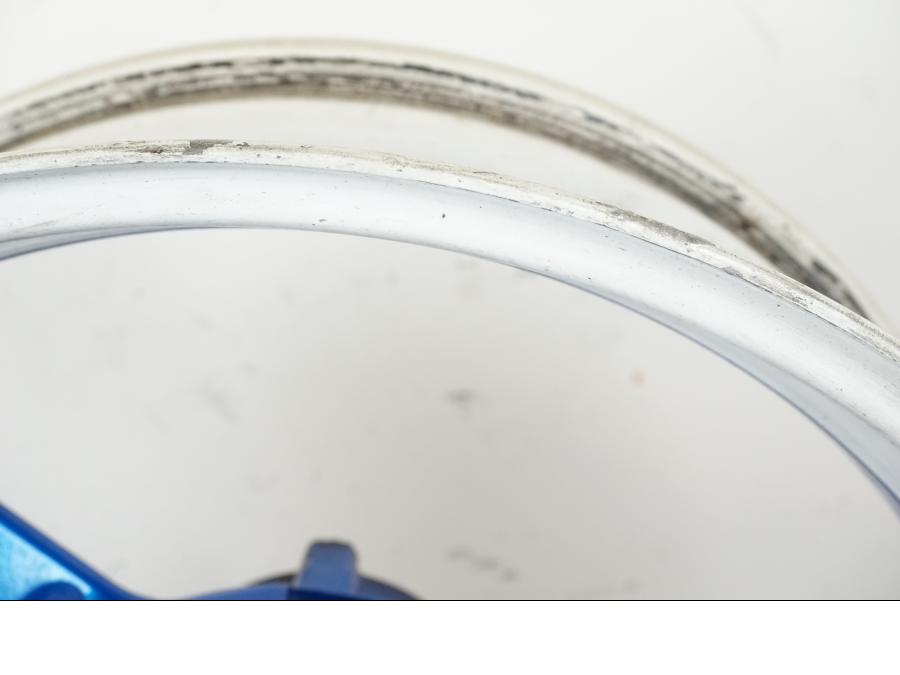 Snett nerifrån på Fälg från en Suzuki GSX-R 750 -2001 motorcykel.