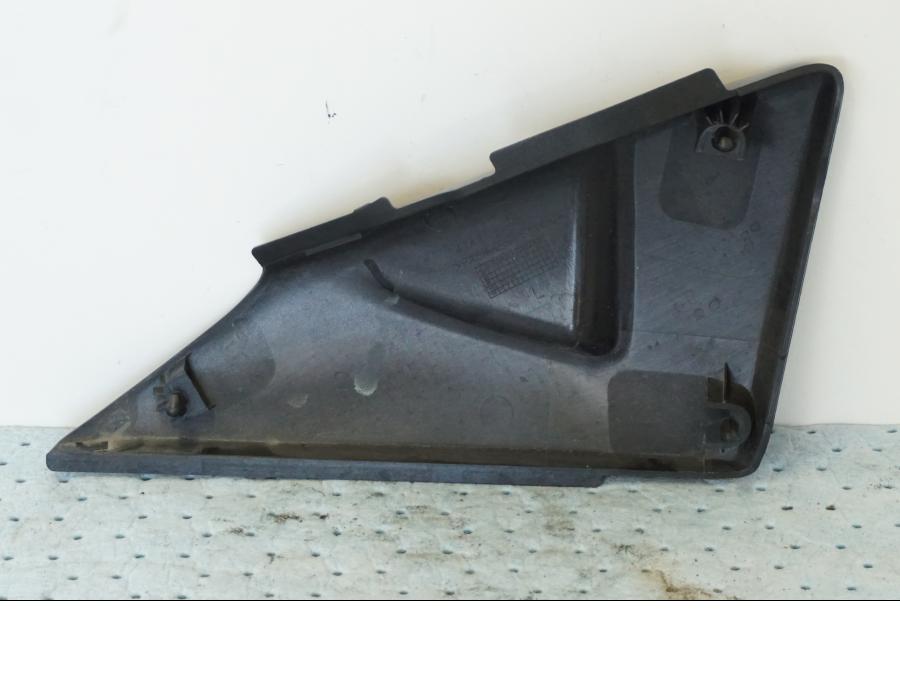 Snett nerifrån på Sidopanel från en Suzuki GSX 1300 BK -2008 motorcykel.