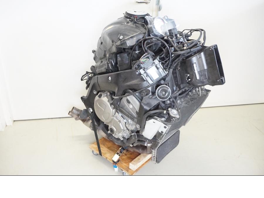 Baksidan på Motorpaket från en BMW S 1000 XR -2019 motorcykel.