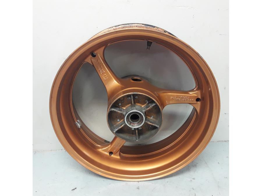 Baksidan på Fälg från en Honda CBR 1000 RR -2004 motorcykel.