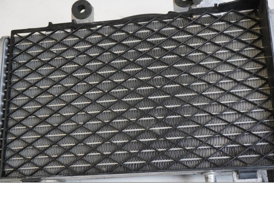 Baksidan på Vattenkyl från en Honda VFR 800 -1998 motorcykel.