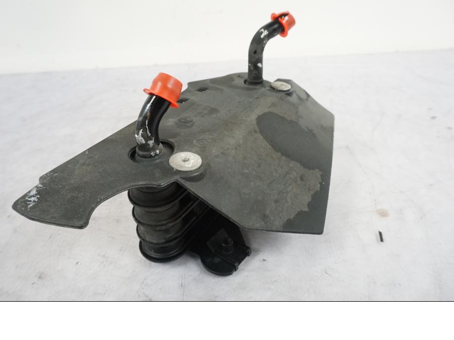 Baksidan på Oljekyl från en BMW R 850 R -2004 motorcykel.