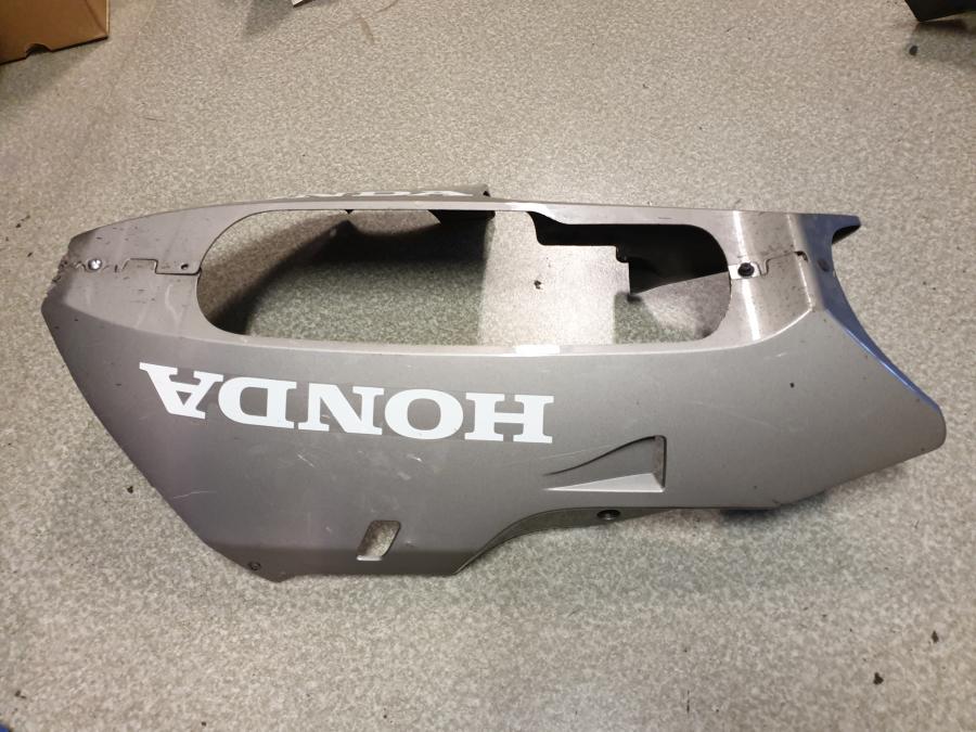 Höger sida på Magkåpa från en Honda CBR 600 RR -2003 motorcykel.