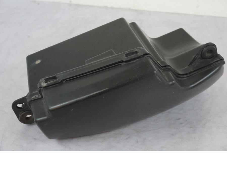 Vänster sida på Verktygslåda från en Suzuki VL 800 -2002 motorcykel.