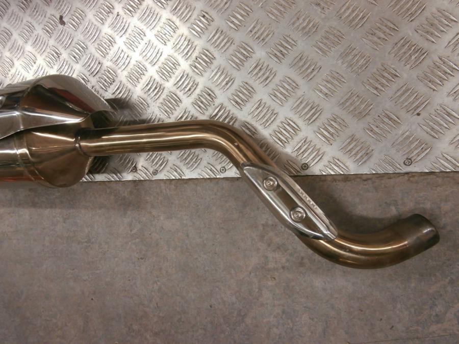 Höger sida på Ljuddämpare från en Triumph Tiger -2010 motorcykel.