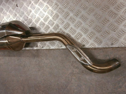 Höger sida på Ljuddämpare från en Triumph Tiger -2010 motorcykel.