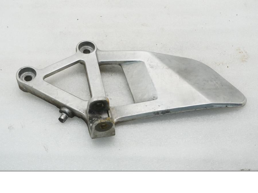 Framsidan på Fotpinnefäste från en Honda VFR 750 -1990 motorcykel.