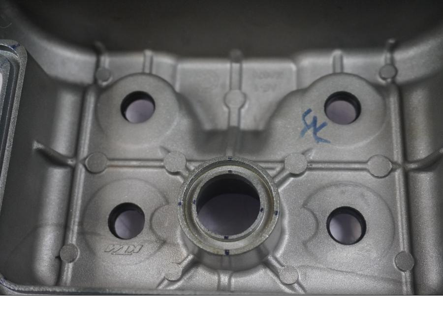 Snett nerifrån på Ventilkåpa från en KTM 125 Duke -2017 motorcykel.