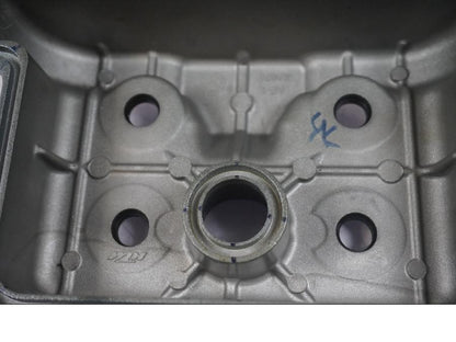 Snett nerifrån på Ventilkåpa från en KTM 125 Duke -2017 motorcykel.