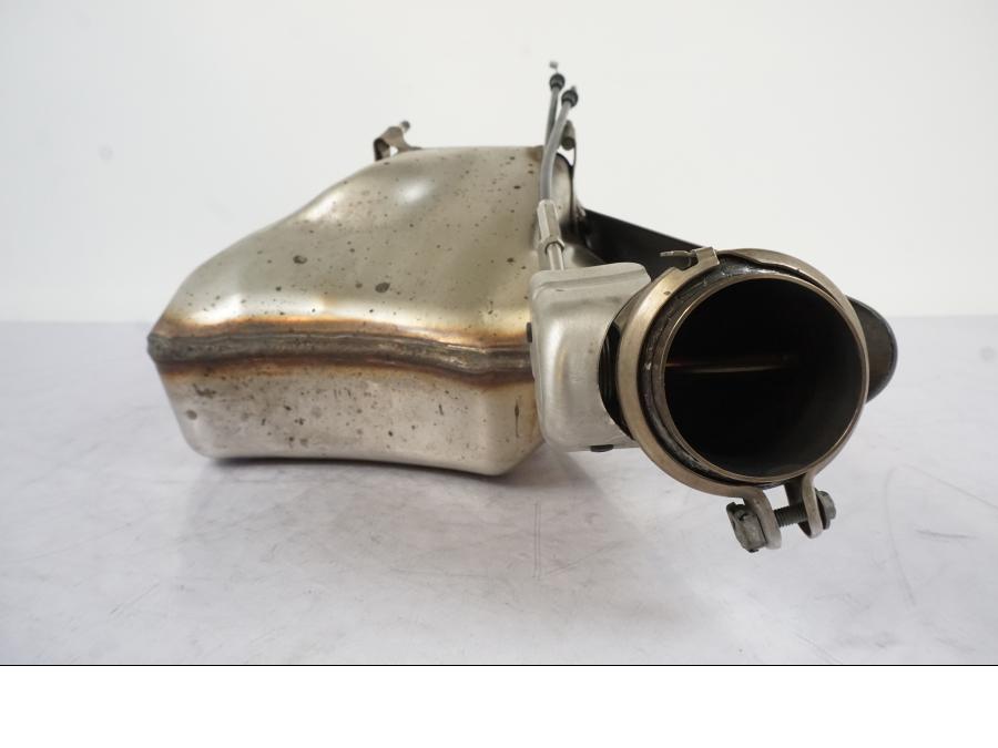 Vänster sida på Mellanburk från en KTM 1290 Super Duke -2019 motorcykel.