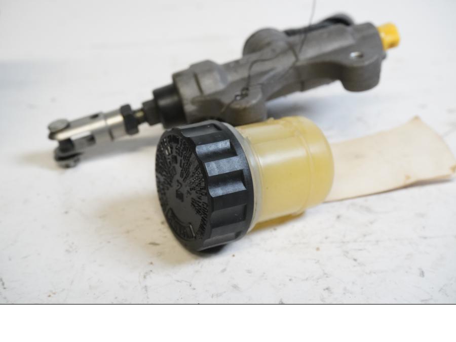 Baksidan på Bromshuvudcylinder från en Yamaha YZF 1000 R1 -2010 motorcykel.