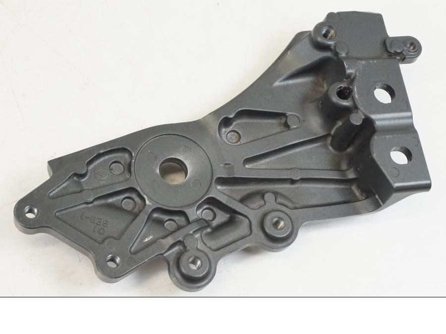 Vänster sida på Fotpinnefäste inre från en Yamaha YZF R7 -2022 motorcykel.