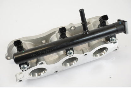 Baksidan på Fuel Rail från en Triumph Trident -2021 motorcykel.