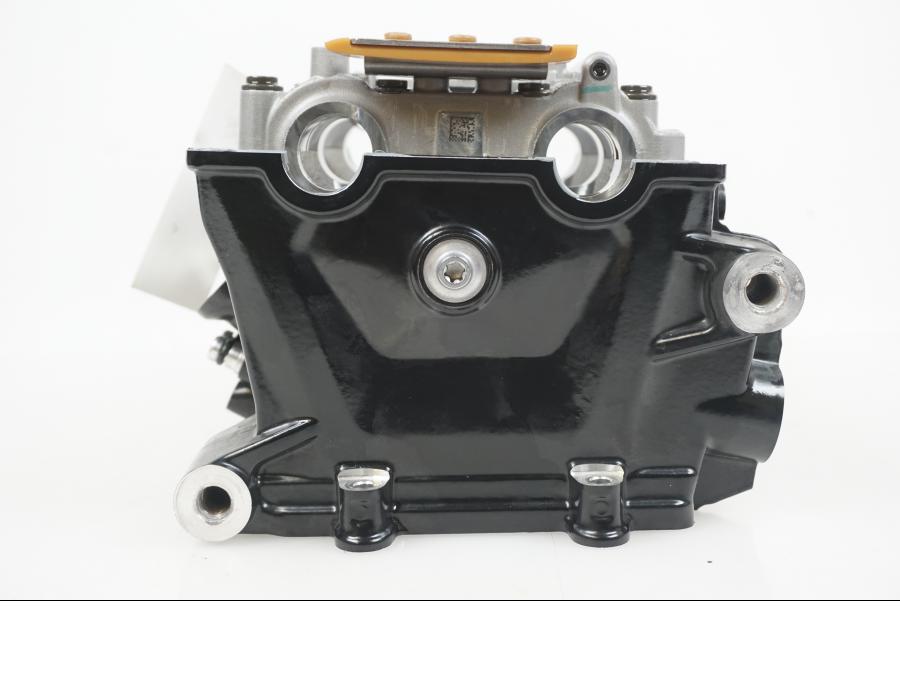 Snett nerifrån på Topplock från en BMW F 850 GS -2019 motorcykel.