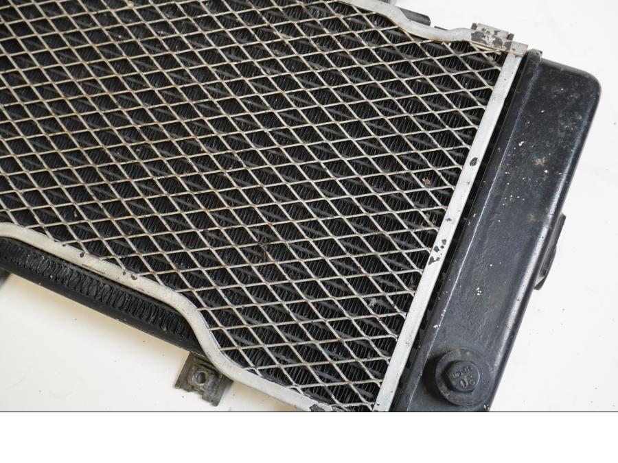 Baksidan på Vattenkyl från en Yamaha TDM 850 -1996 motorcykel.