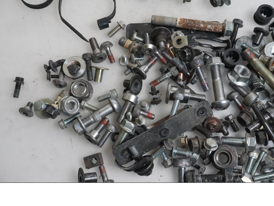 Höger sida på Skruv / Mutter etc från en Honda VTR 1000 F -1997 motorcykel.