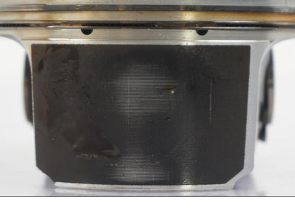 Snett nerifrån på Kolv från en BMW R NineT -2017 motorcykel.