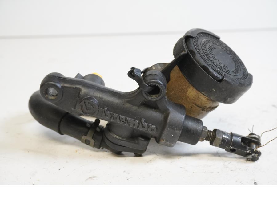 Framsidan på Bromshuvudcylinder från en Yamaha YZF 1000 R1 -1999 motorcykel.