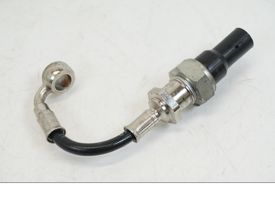 Snett uppifrån på Oljetryckgivare från en Ducati Streetfighter V4 -2020 motorcykel.