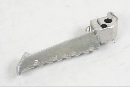 Snett nerifrån på Fotpinne från en Yamaha MT-07 -2019 motorcykel.