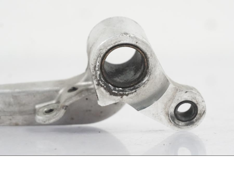 Snett nerifrån på Bromspedal från en Yamaha YZF 1000 R1 -2007 motorcykel.