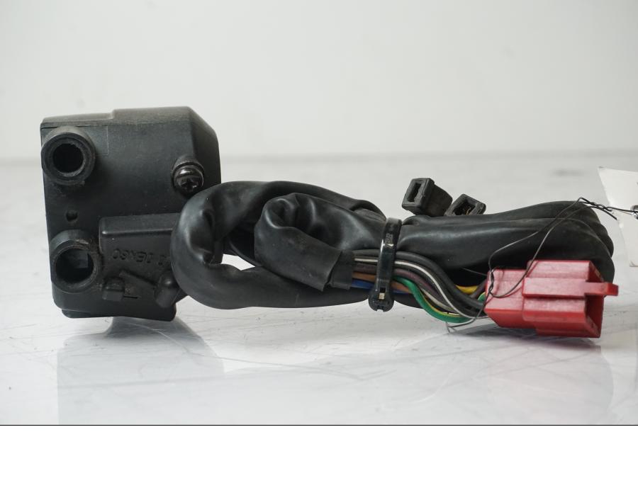 Snett uppifrån på <p>Styrelreglage höger från Honda VFR 750 F 1988.</p>

<p>Solblekt i plasten se bild.</p> motorcykel.