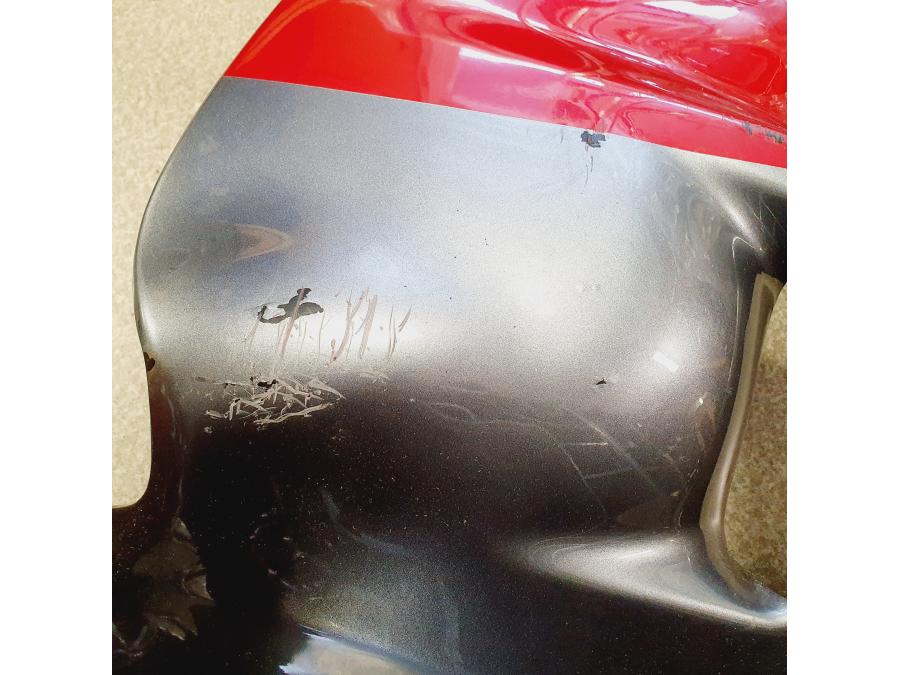 Baksidan på Sidkåpa från en Suzuki GSX 1300 R -2000 motorcykel.