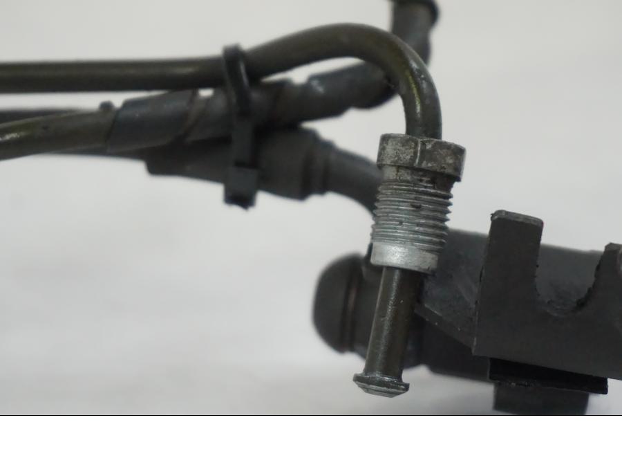 Snett nerifrån på Bromsledning från en BMW F 650 CS -2002 motorcykel.