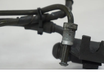 Snett nerifrån på Bromsledning från en BMW F 650 CS -2002 motorcykel.