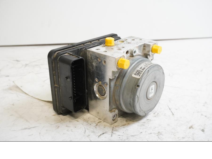 Framsidan på ABS Modulator från en BMW R 1200 GSA -2014 motorcykel.