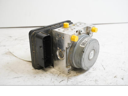 Framsidan på ABS Modulator från en BMW R 1200 GSA -2014 motorcykel.