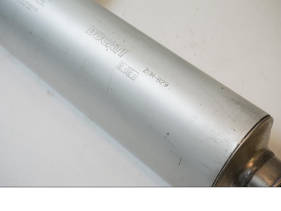 Höger sida på Ljuddämpare från en Ducati Monster 620 -2003 motorcykel.