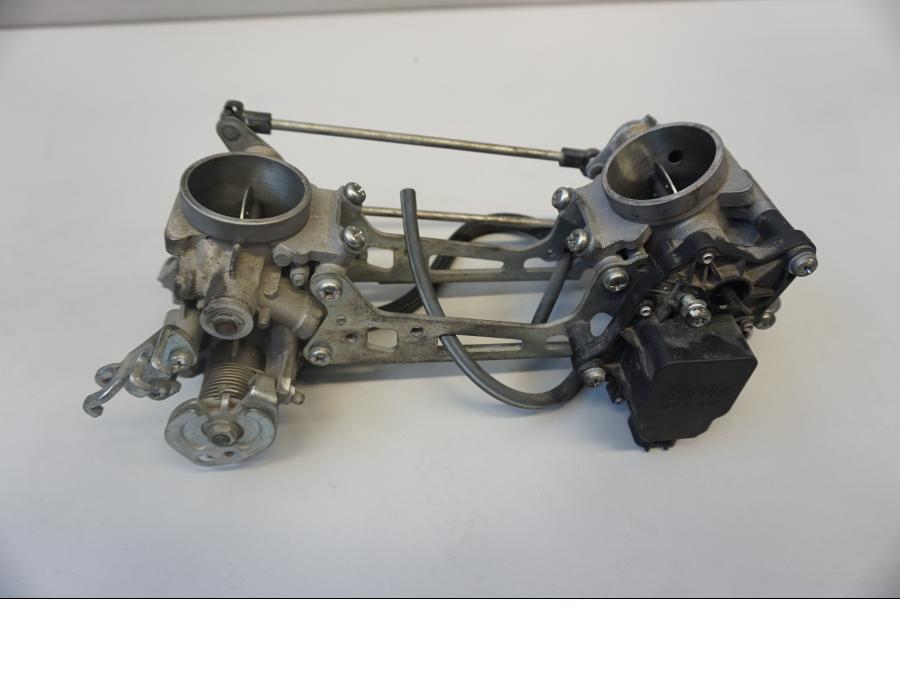 Framsidan på Spjällhus från en Suzuki SFV 650 A Gladius -2012 motorcykel.