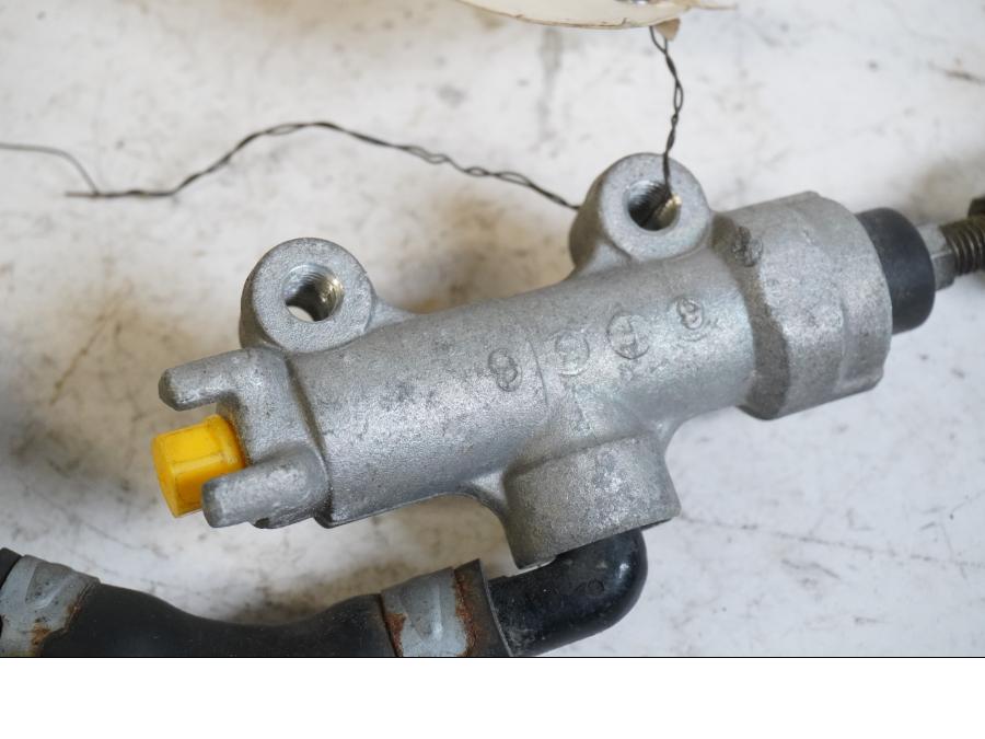 Baksidan på Bromshuvudcylinder från en Kawasaki VN 1600 Mean Streak -2007 motorcykel.